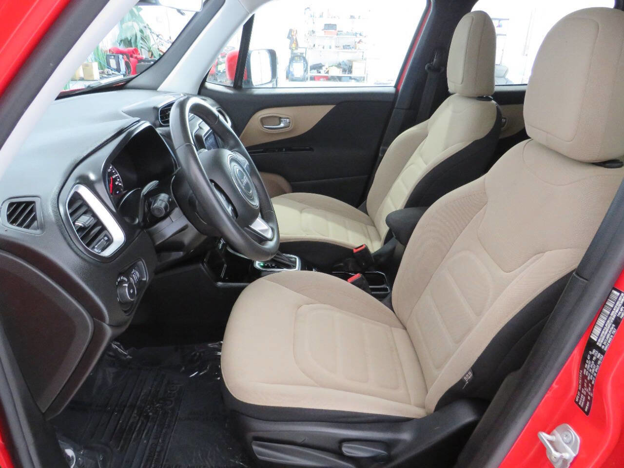 Used 2018 Jeep Renegade Latitude FWD image 14