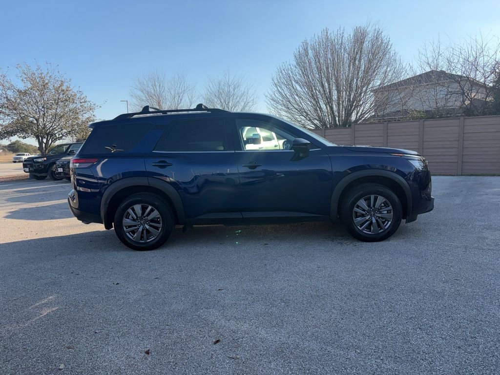 Used 2025 Nissan Pathfinder SV image 4