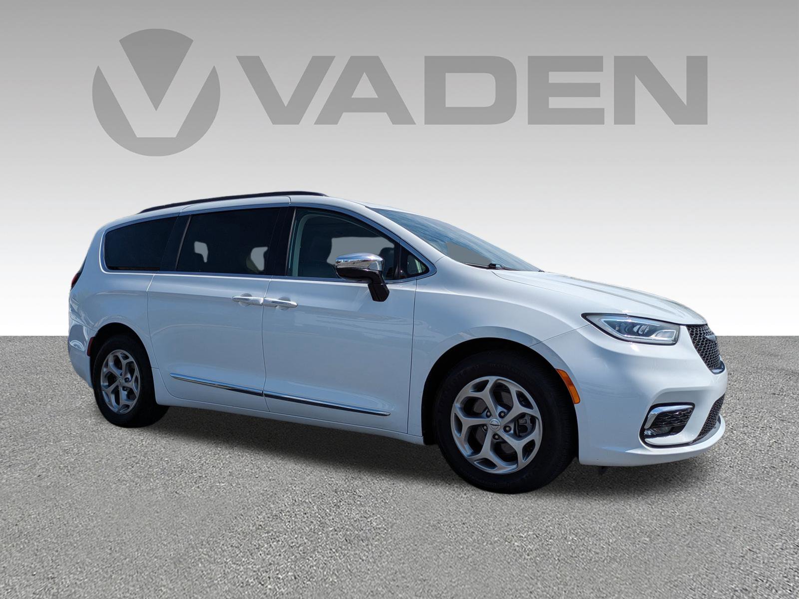 Used 2023 Chrysler Pacifica Limited image 3