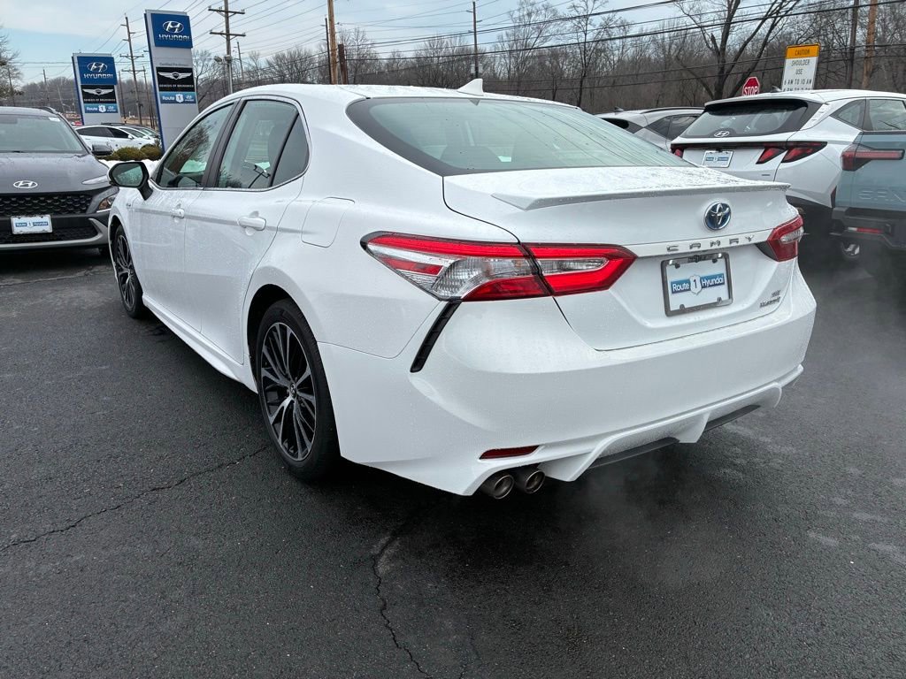 Used 2020 Toyota Camry SE w/ Sunroof Package image 5