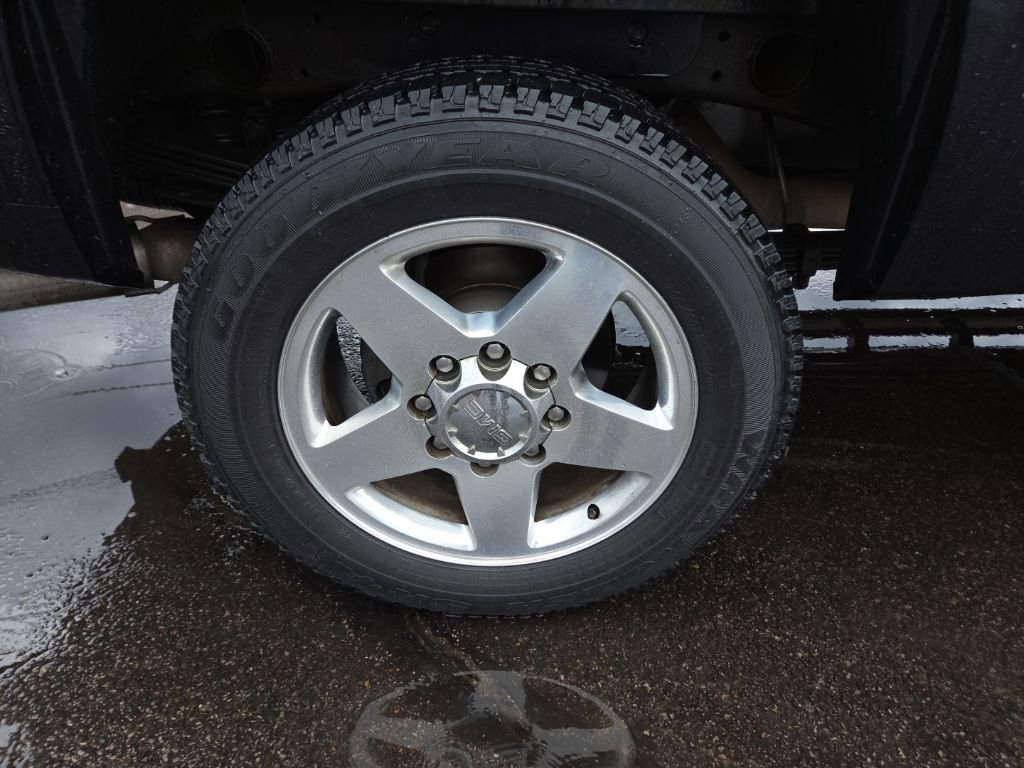 Used 2014 GMC Sierra 2500 Denali w/ Suspension Package, Off-Road image 9