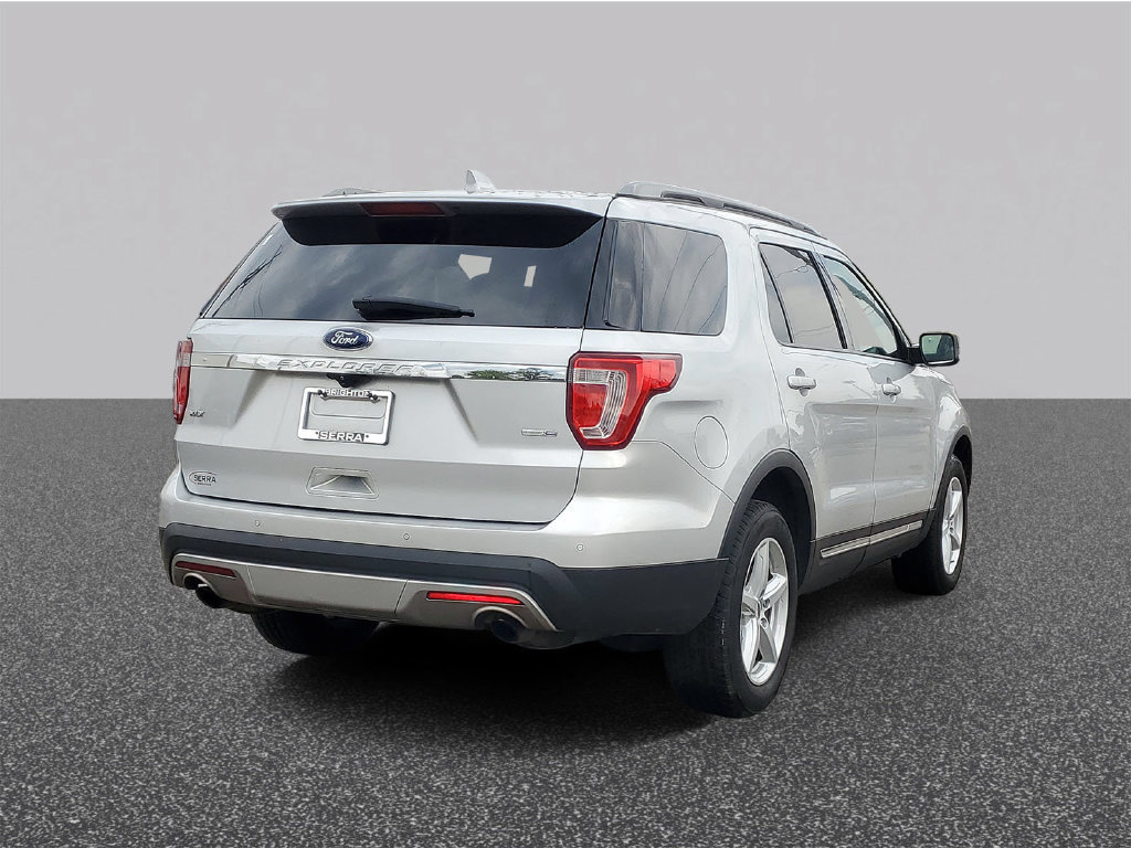 Used 2017 Ford Explorer XLT w/ Equipment Group 202A AWD/4WD image 3