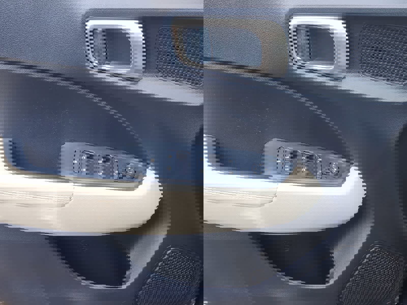 Used 2025 Hyundai Venue Limited image 21