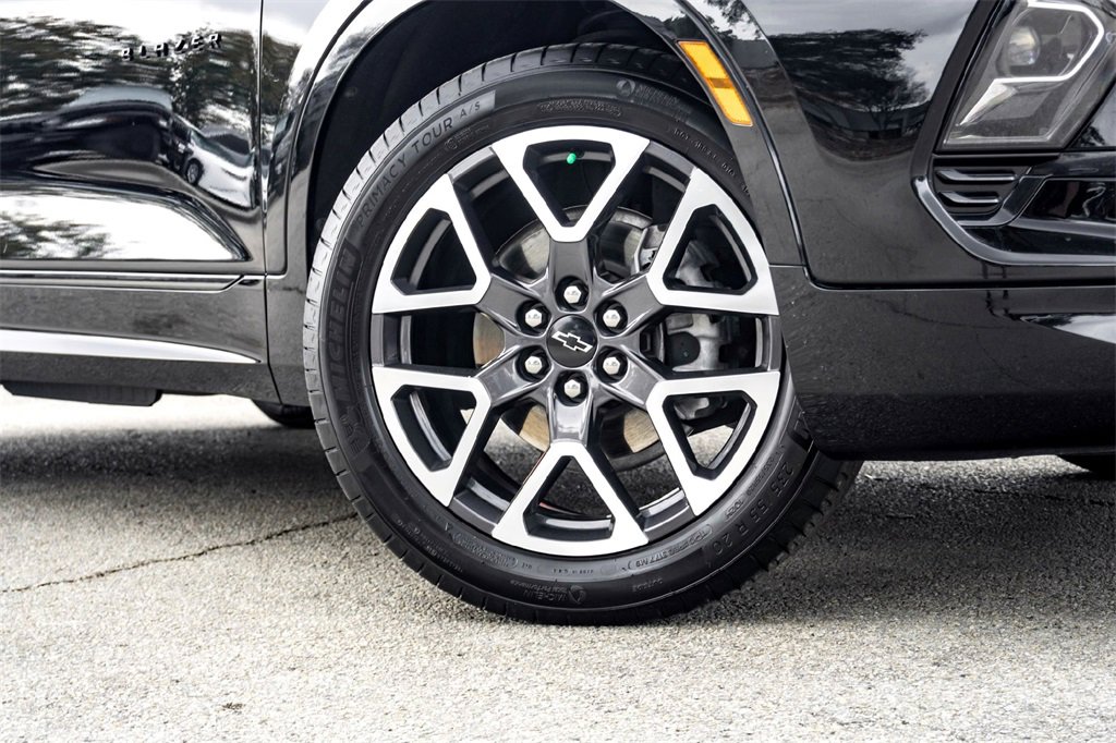 Used 2025 Chevrolet Blazer RS image 2