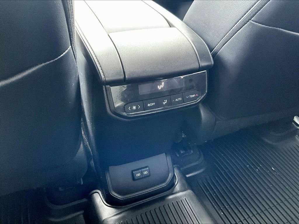 Used 2024 Toyota Highlander XLE AWD/4WD image 29