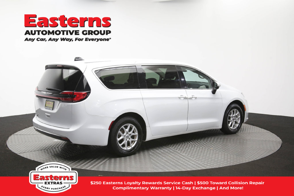 Used 2023 Chrysler Pacifica Touring-L FWD image 44