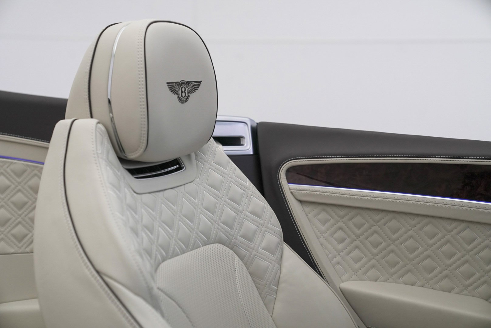 Used 2023 Bentley Continental GT Azure image 48