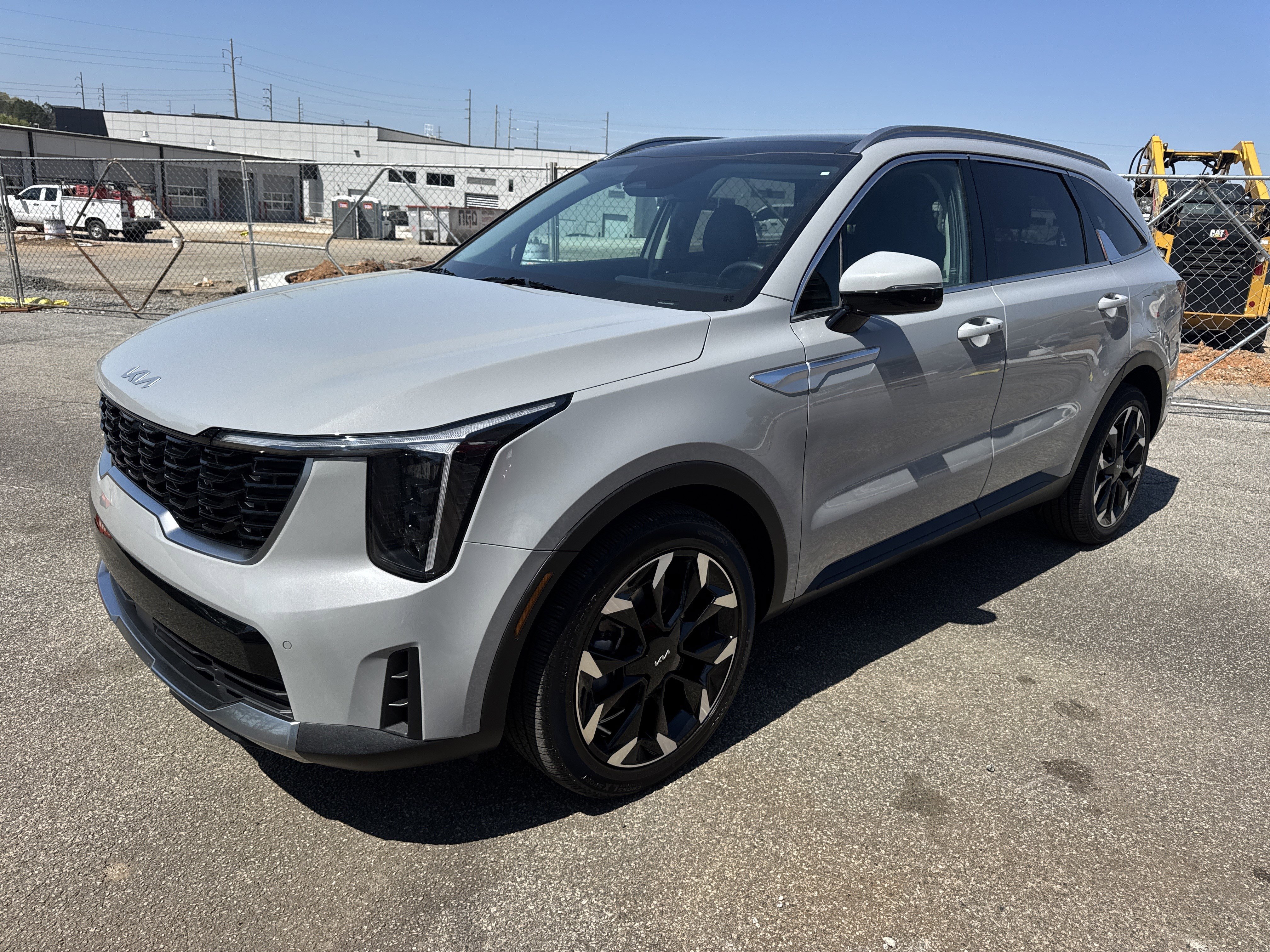 Used 2025 Kia Sorento EX w/ Panoramic Sunroof Package image 3