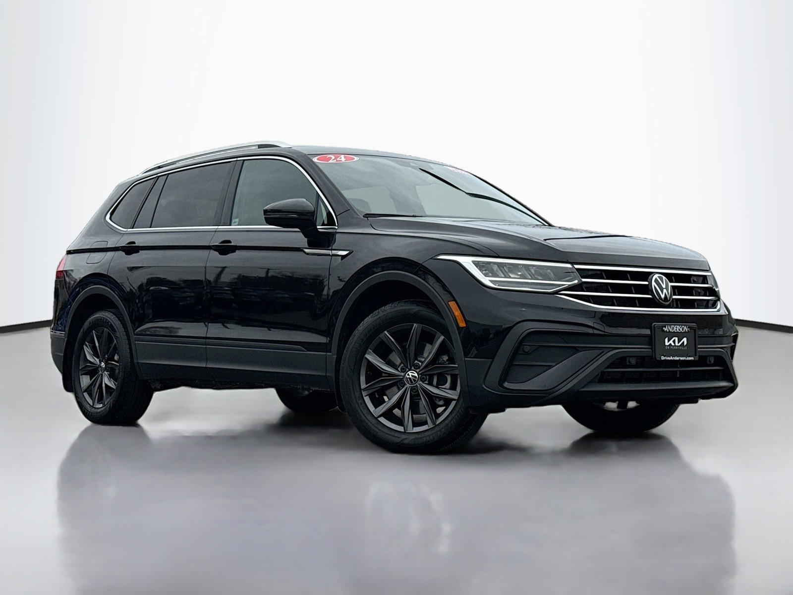 Used 2024 Volkswagen Tiguan SE image 1