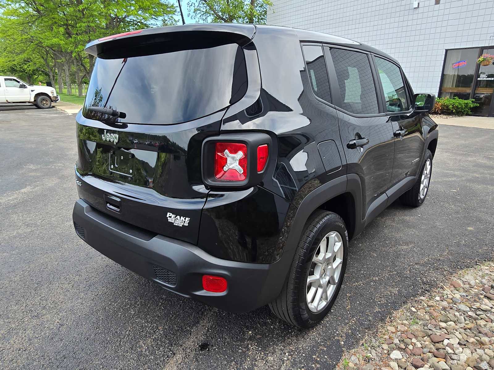 Used 2023 Jeep Renegade Latitude AWD/4WD image 6