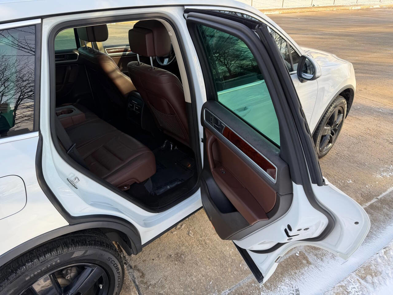 Used 2013 Volkswagen Touareg Sport image 33