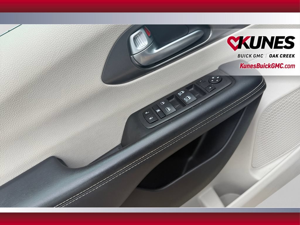 Used 2024 Chrysler Pacifica Touring-L FWD image 19