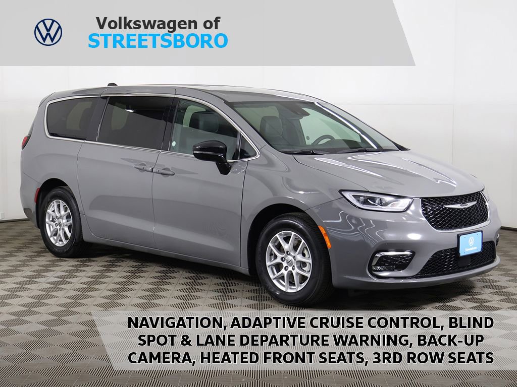 Used 2025 Chrysler Pacifica Select FWD image 1