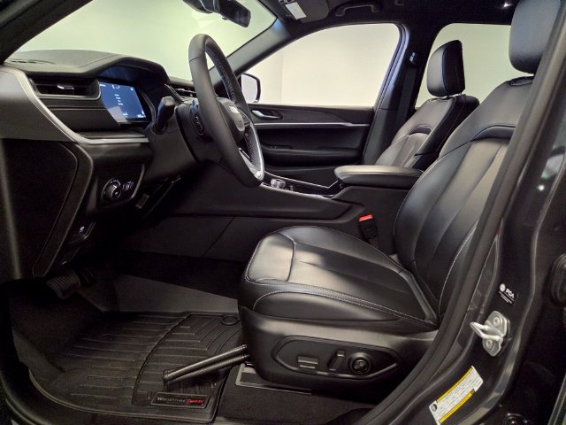 Used 2025 Jeep Grand Cherokee Limited RWD image 12