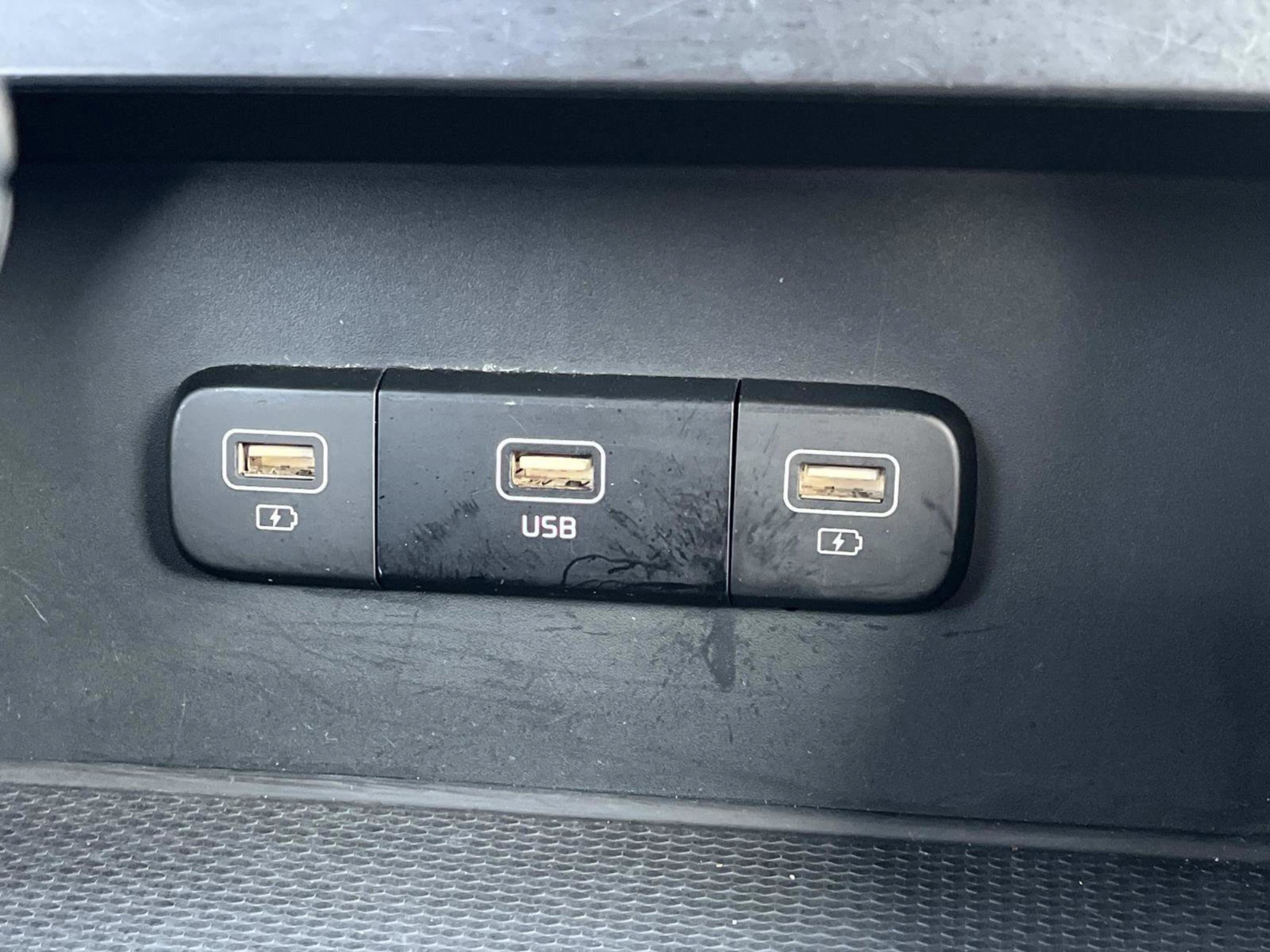 Used 2024 Kia Carnival LX image 38