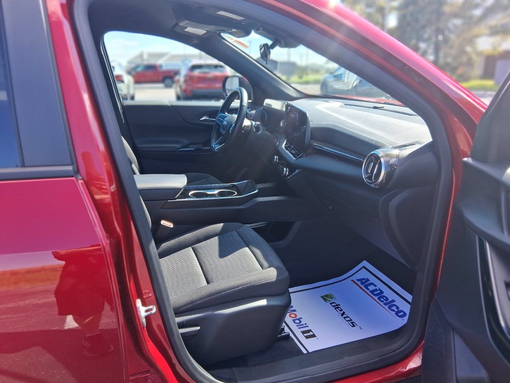Used 2025 Chevrolet Equinox LT AWD/4WD image 12