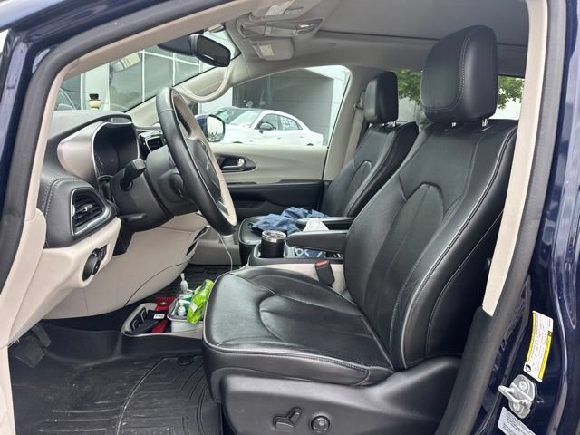 Used 2017 Chrysler Pacifica Limited FWD image 5