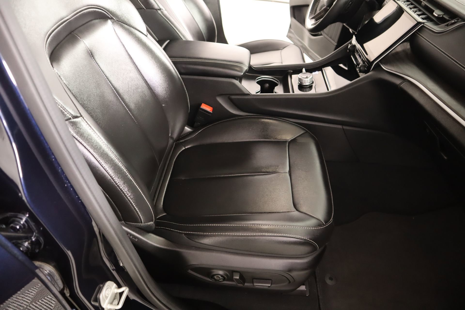 Used 2024 Jeep Grand Cherokee L Limited w/ Black Appearance Package image 15