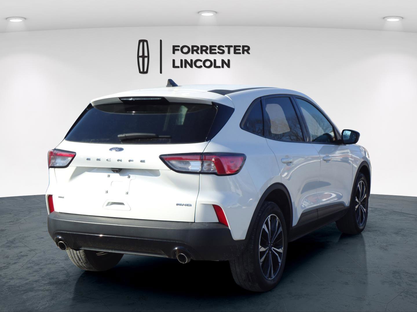 Used 2022 Ford Escape SE w/ SE Sport Appearance Package image 3