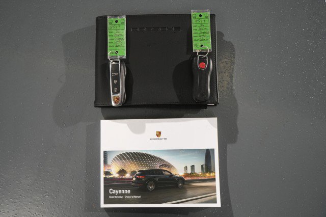 Used 2023 Porsche Cayenne Platinum Edition image 56