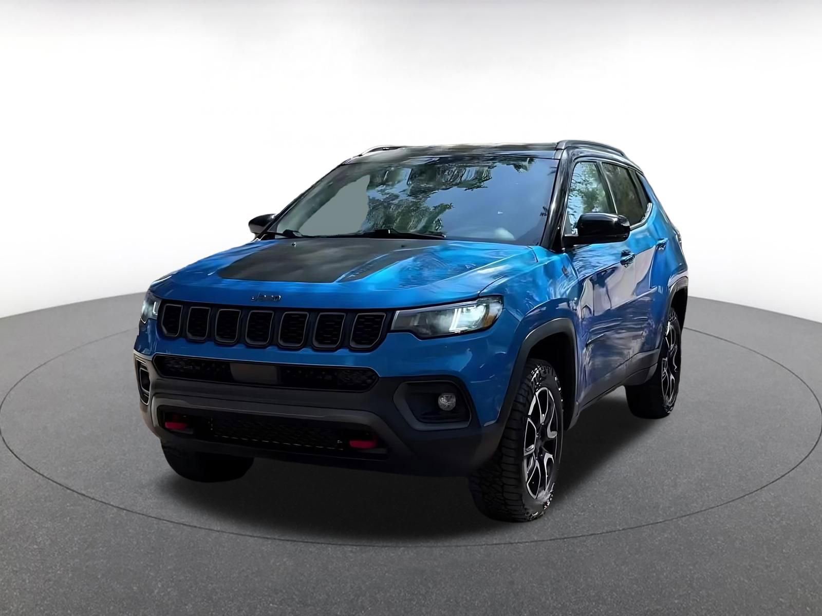 Used 2025 Jeep Compass Trailhawk AWD/4WD image 7