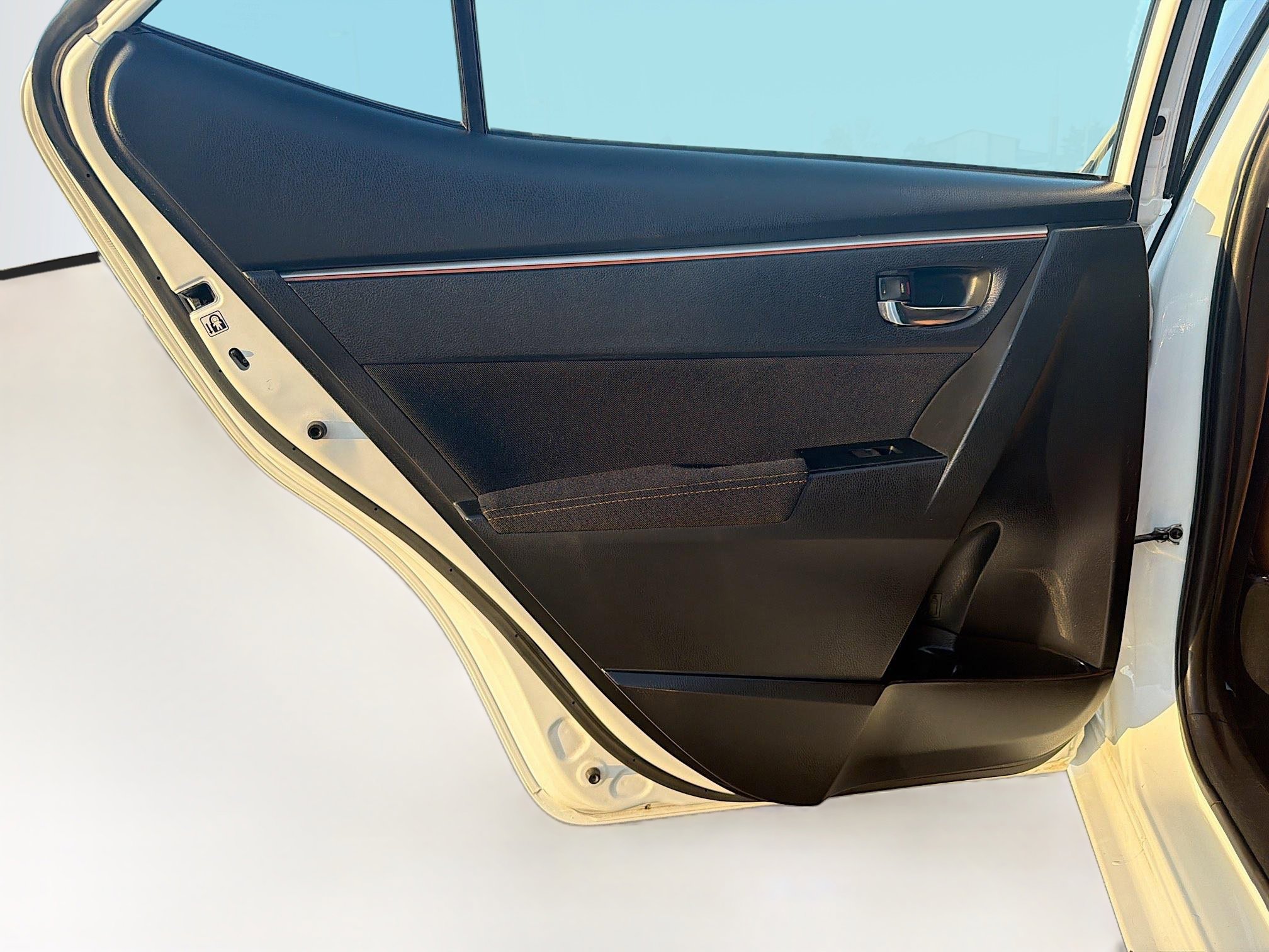 Used 2014 Toyota Corolla LE FWD image 24