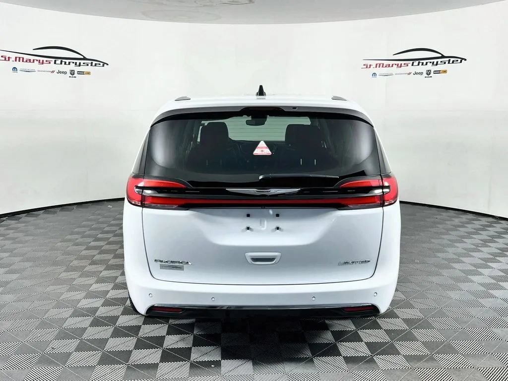 Used 2024 Chrysler Pacifica Limited FWD image 7