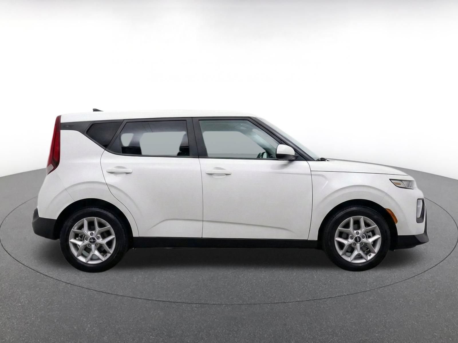 Used 2025 Kia Soul LX w/ LX Technology Package FWD image 8
