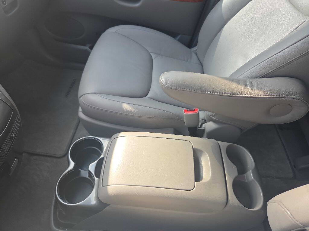 Used 2007 Toyota Sienna XLE image 32