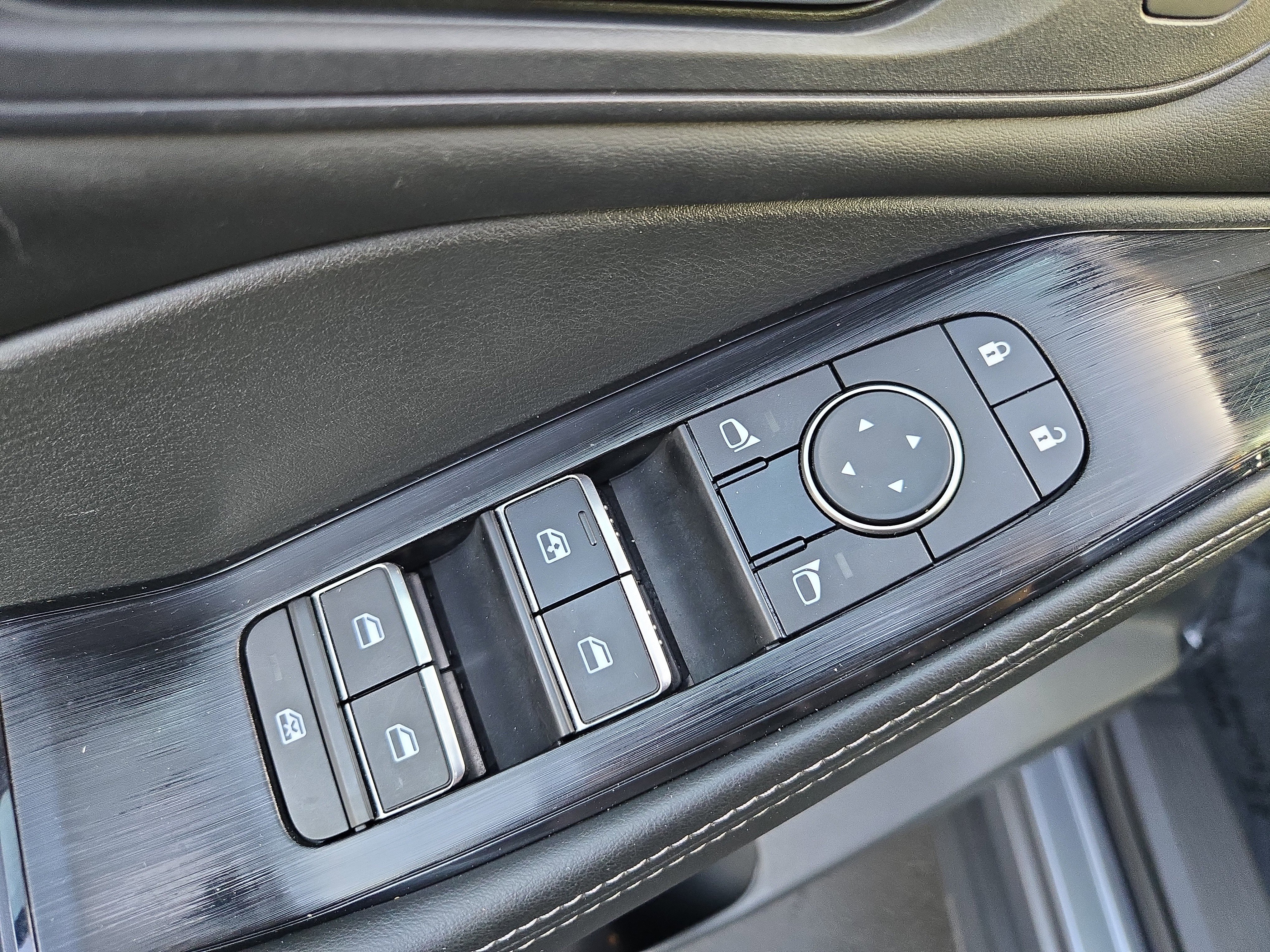 Used 2023 Nissan Rogue SL w/ SL Premium Package image 15