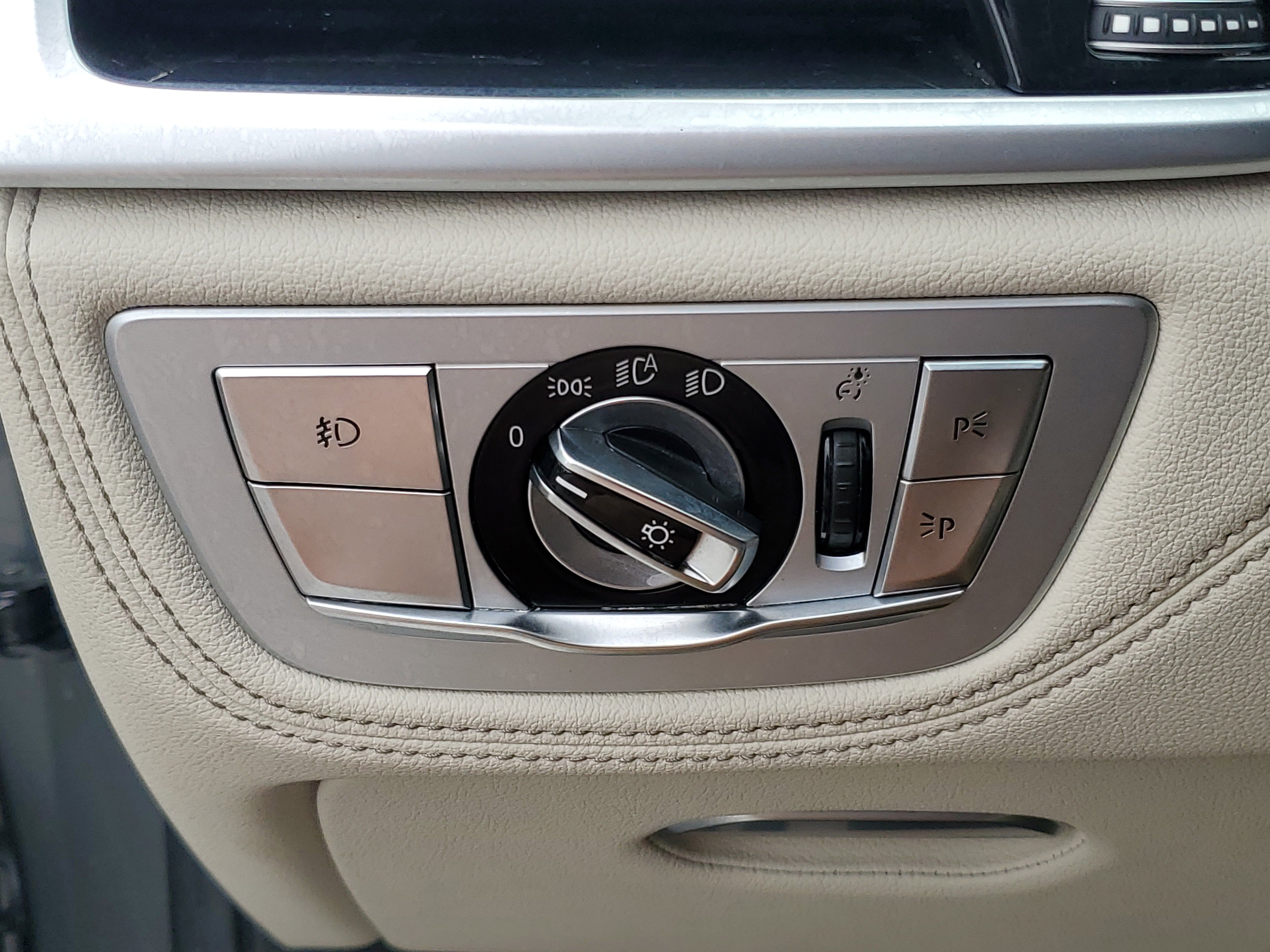 Used 2018 BMW 740i image 27