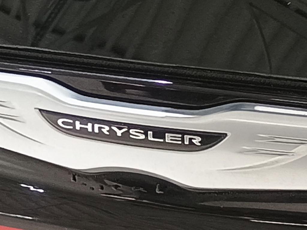 Used 2023 Chrysler Pacifica Touring-L image 7