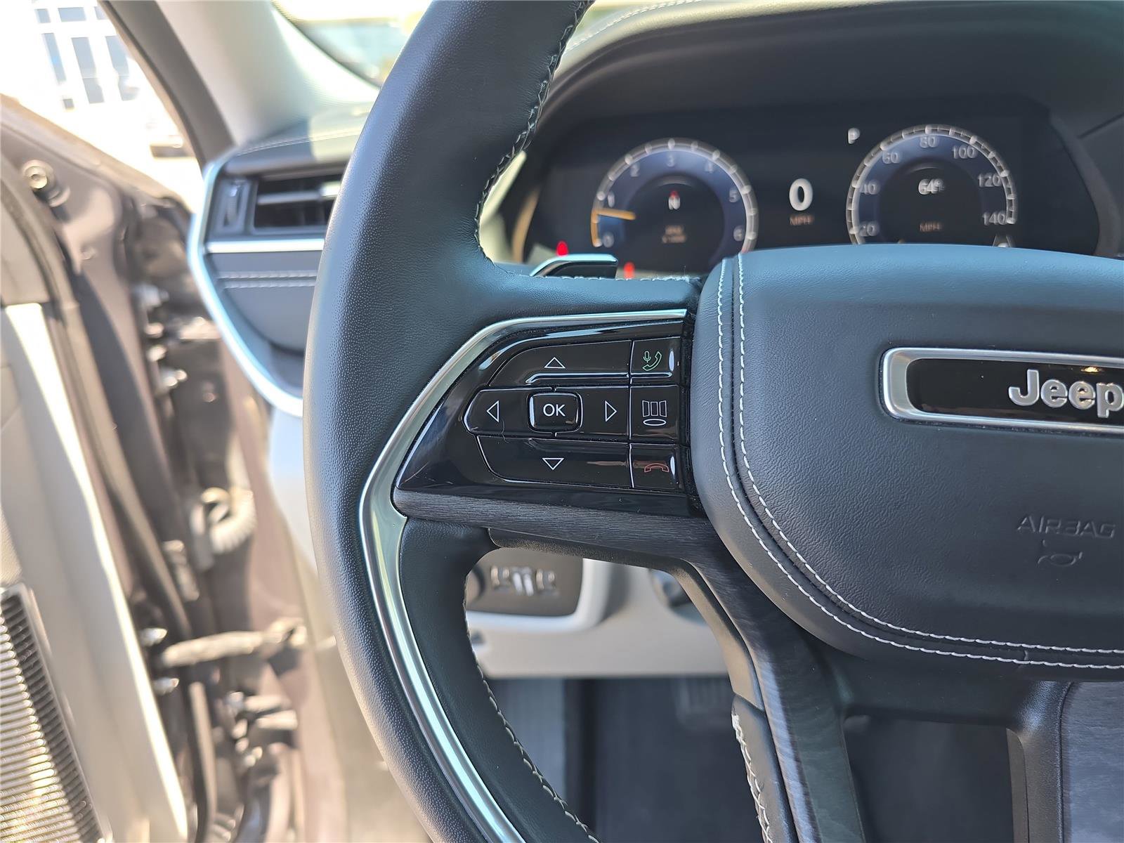 Used 2022 Jeep Grand Cherokee Overland w/ Luxury Tech Group IV image 34