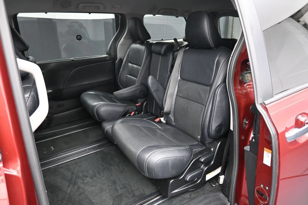Used 2017 Toyota Sienna SE FWD image 22