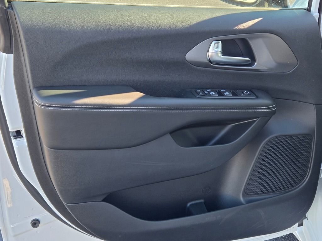 New 2026 Chrysler Voyager LX image 16