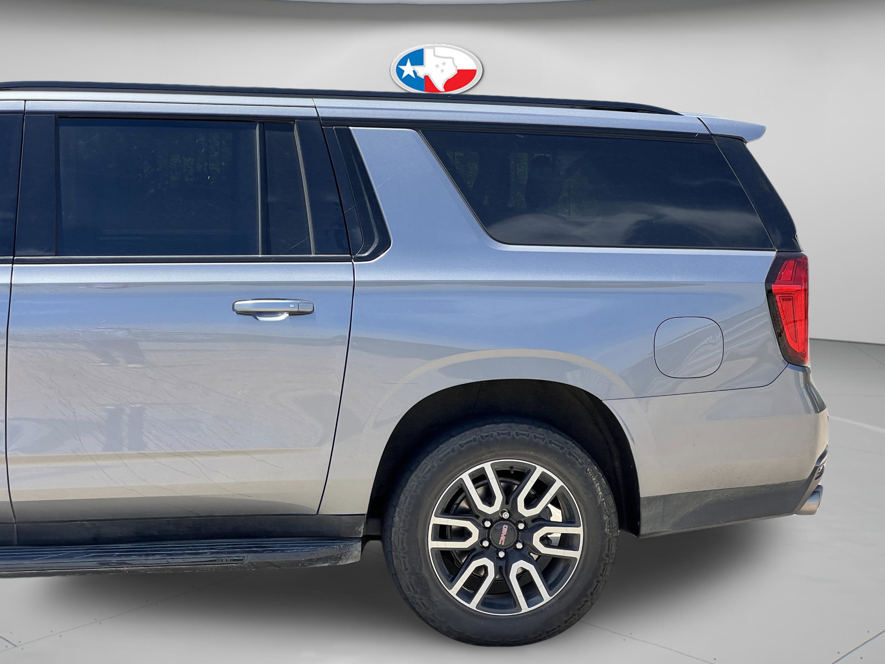 Used 2022 GMC Yukon XL AT4 w/ Technology Package AWD/4WD image 29