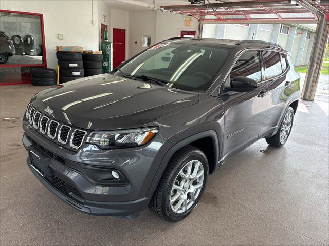 Certified 2024 Jeep Compass Latitude AWD/4WD image 3