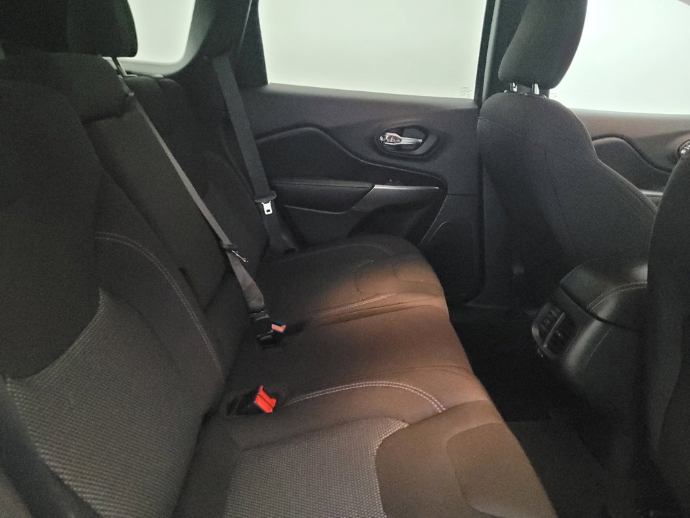 Used 2019 Jeep Cherokee Latitude w/ Cold Weather Group image 19