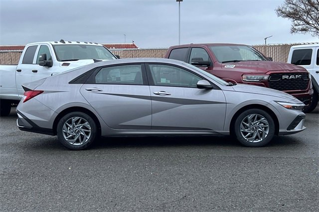 New 2024 Hyundai Elantra Blue image 5