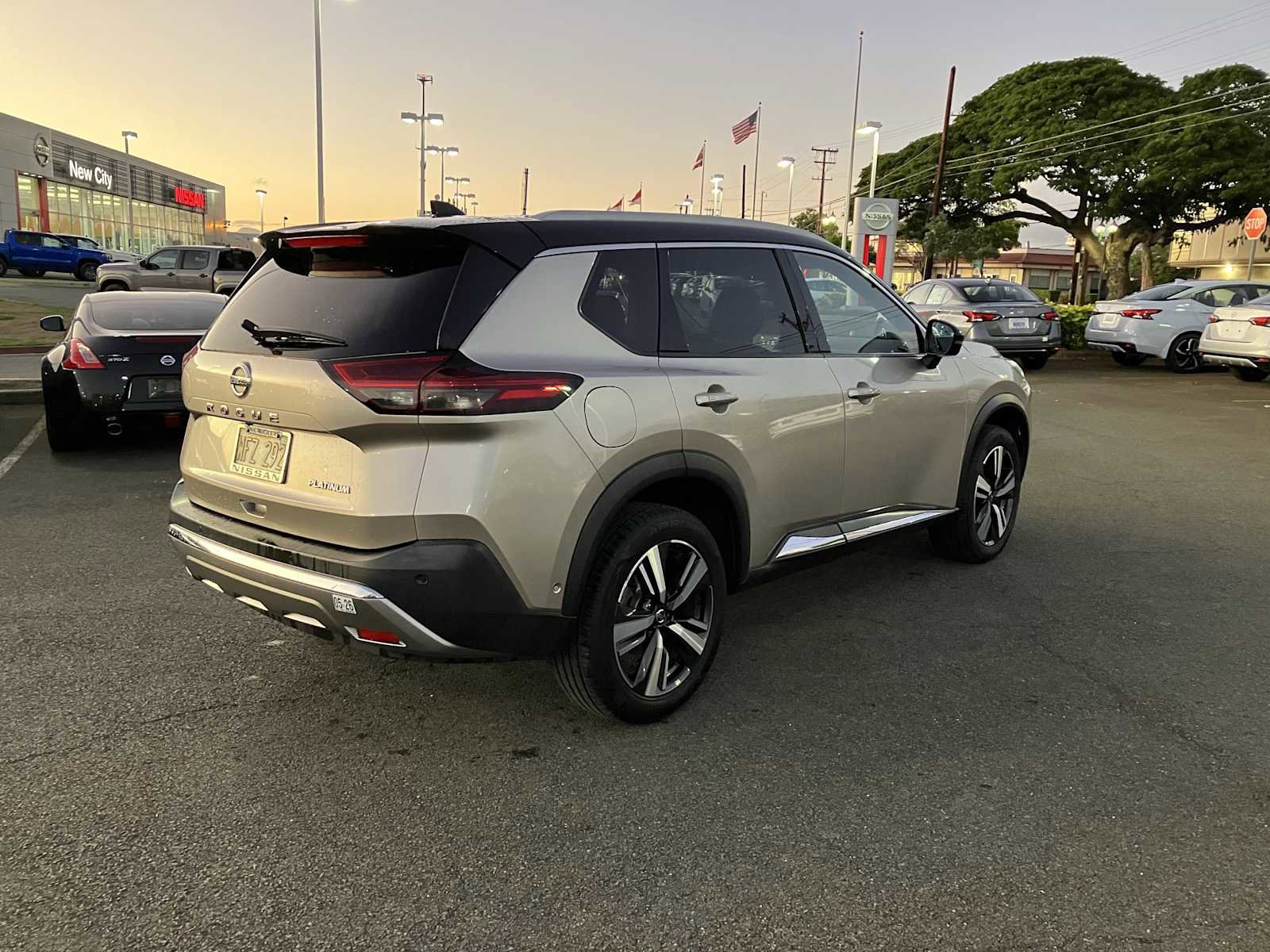 Used 2021 Nissan Rogue Platinum image 3