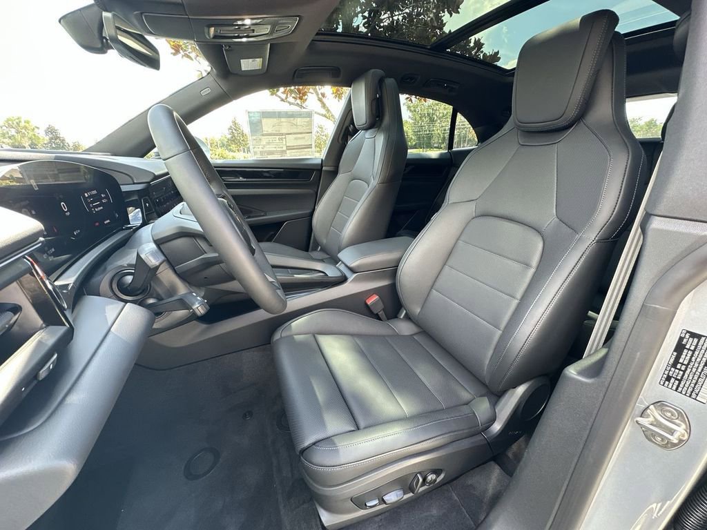 Certified 2025 Porsche Macan Electric image 5