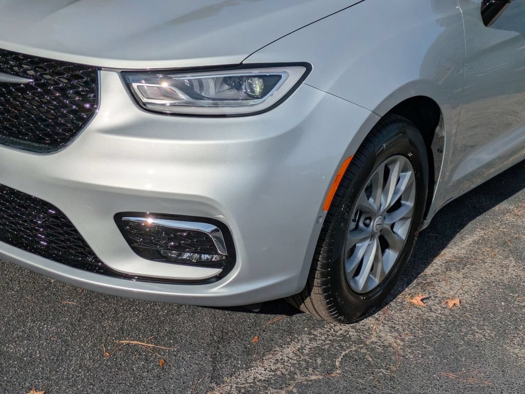 New 2026 Chrysler Pacifica Limited FWD image 9