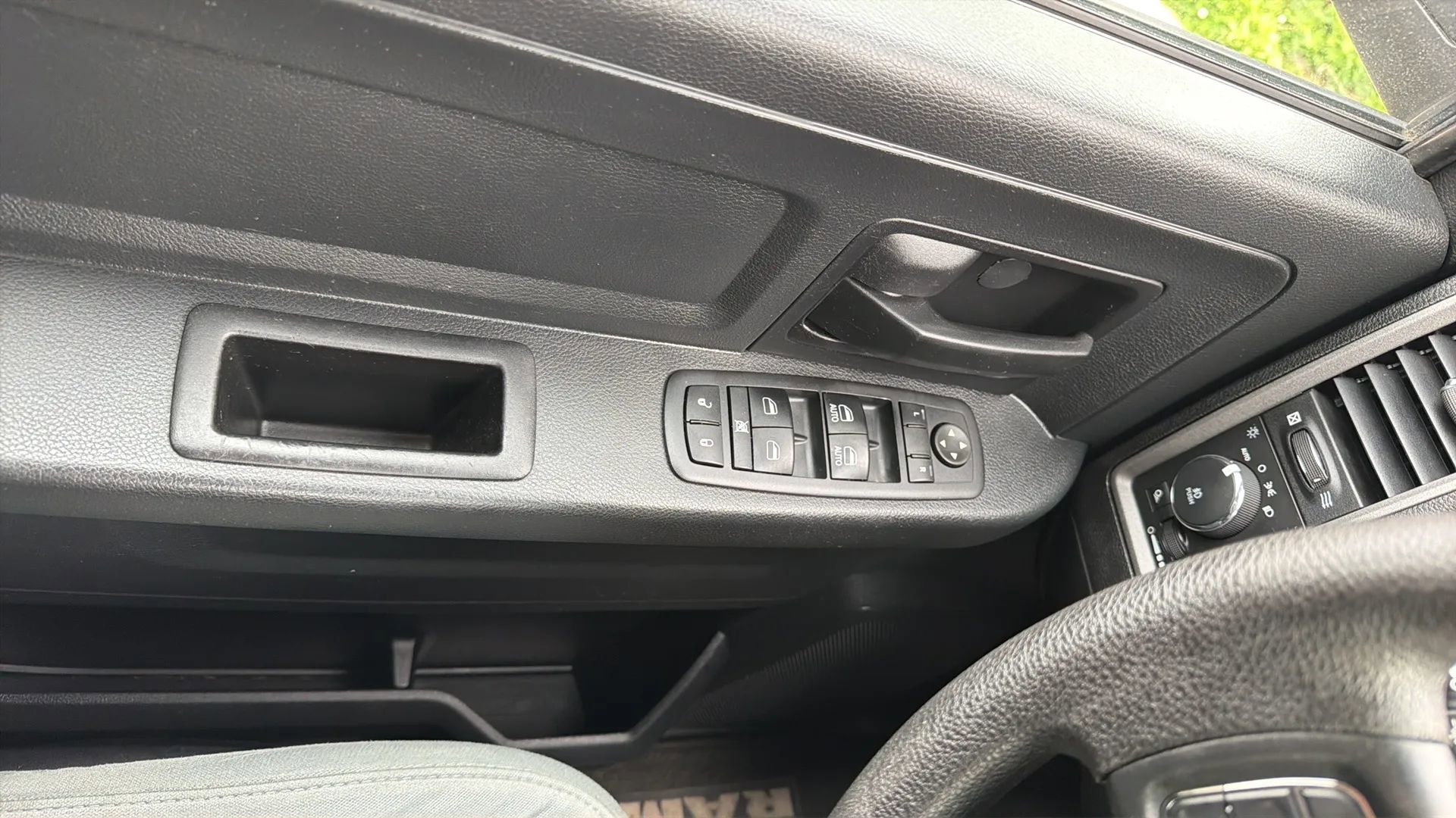 Used 2017 RAM 1500 Express AWD/4WD image 19