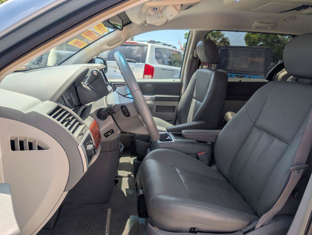 Used 2008 Chrysler Town & Country Touring FWD image 9
