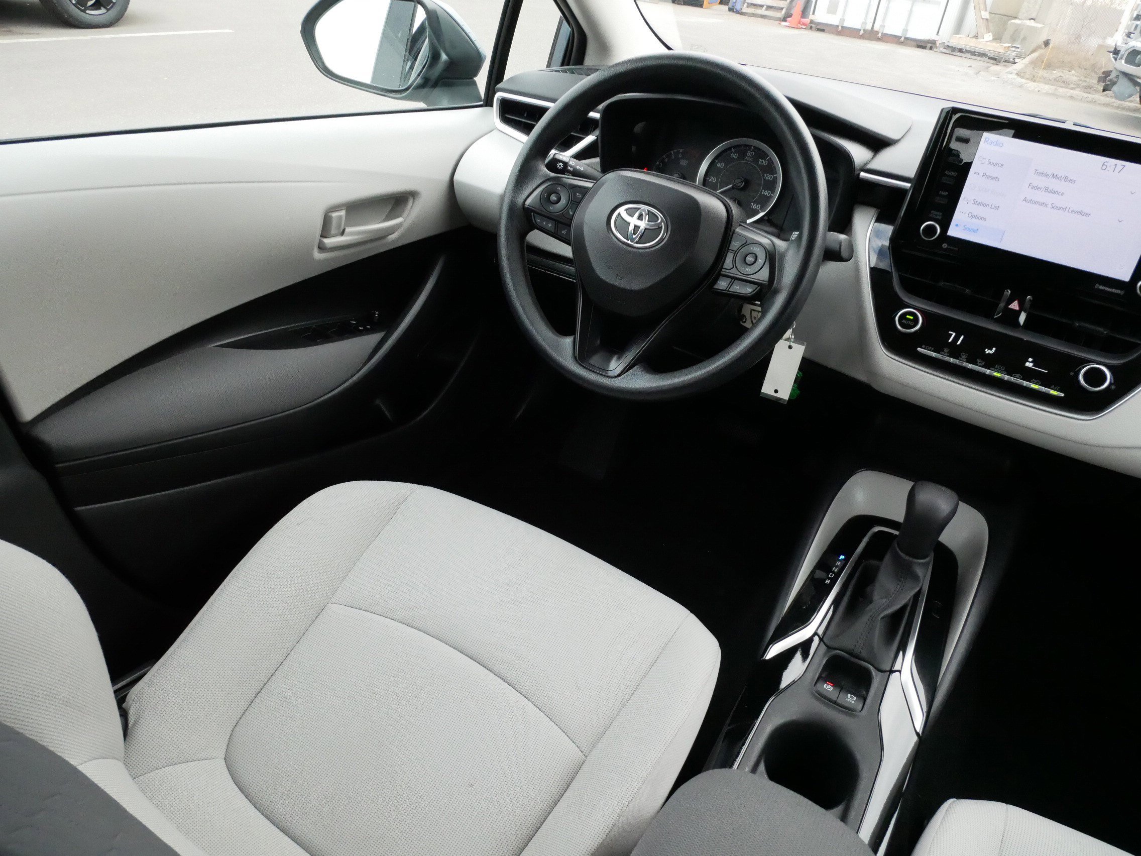 Used 2022 Toyota Corolla LE image 9