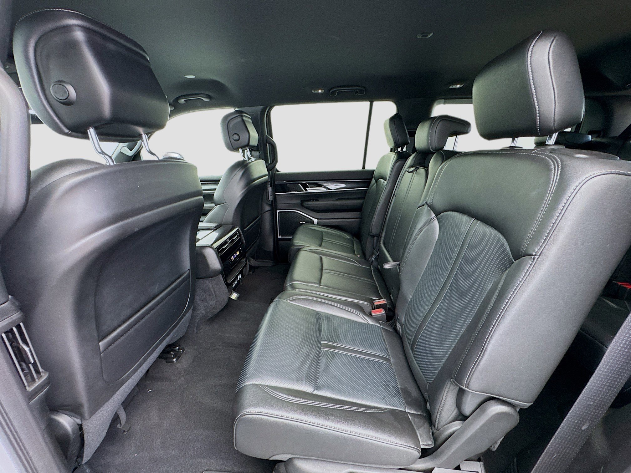 Used 2024 Jeep Wagoneer 2WD image 15