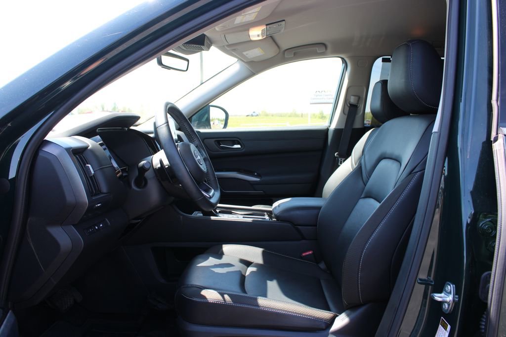 Used 2025 Nissan Pathfinder SL FWD image 21
