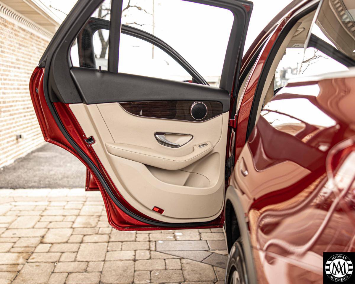 Used 2018 Mercedes-Benz GLC 300 4MATIC w/ Premium Package image 36