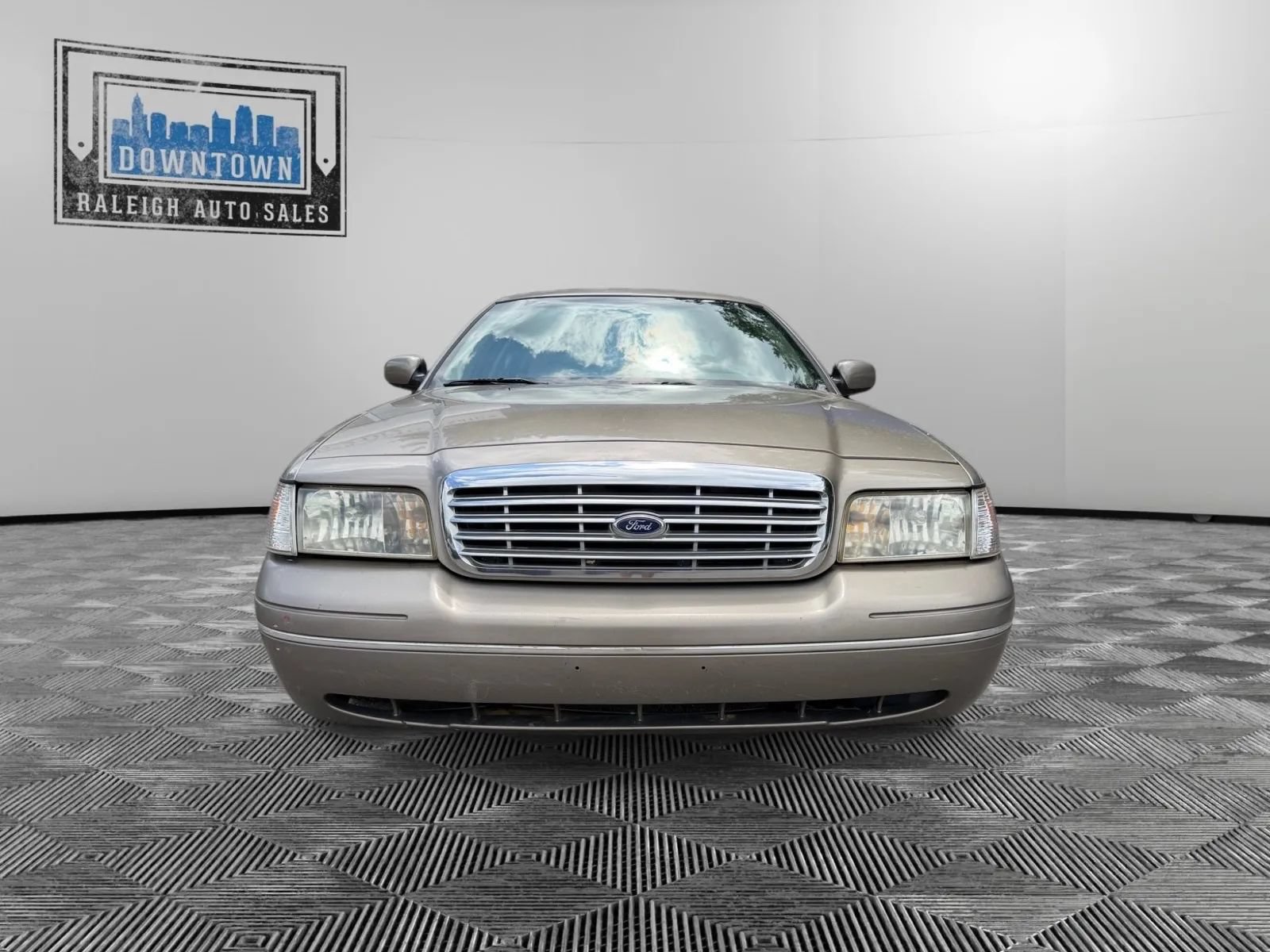 Used 2001 Ford Crown Victoria LX RWD image 3