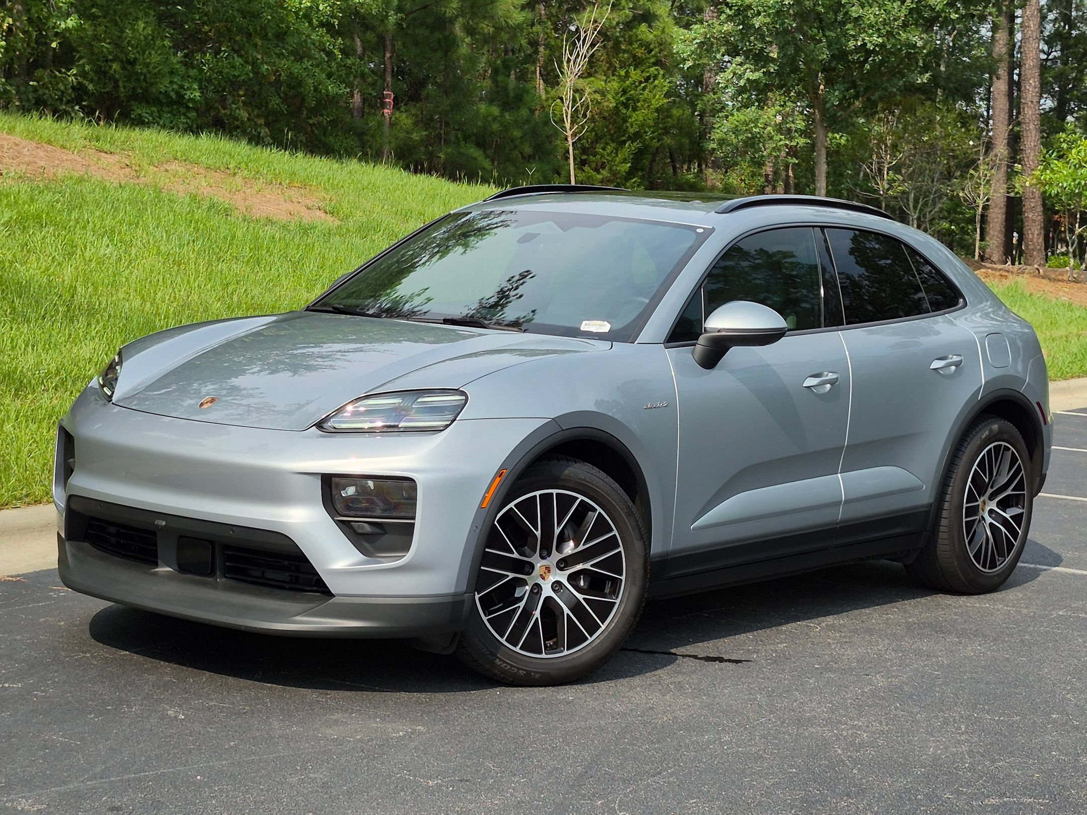 Certified 2025 Porsche Macan Electric RWD image 1